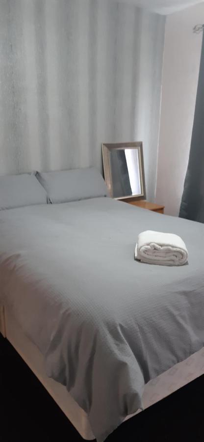 Our Guests Are Royal Apartment Wellingborough Ngoại thất bức ảnh