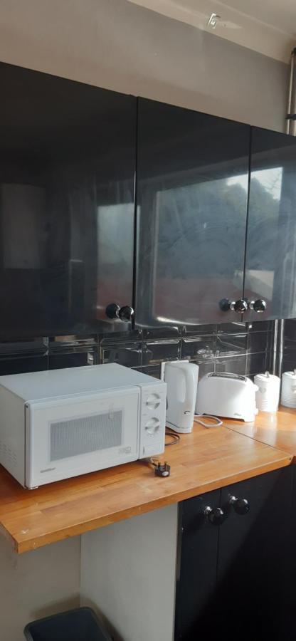 Our Guests Are Royal Apartment Wellingborough Ngoại thất bức ảnh