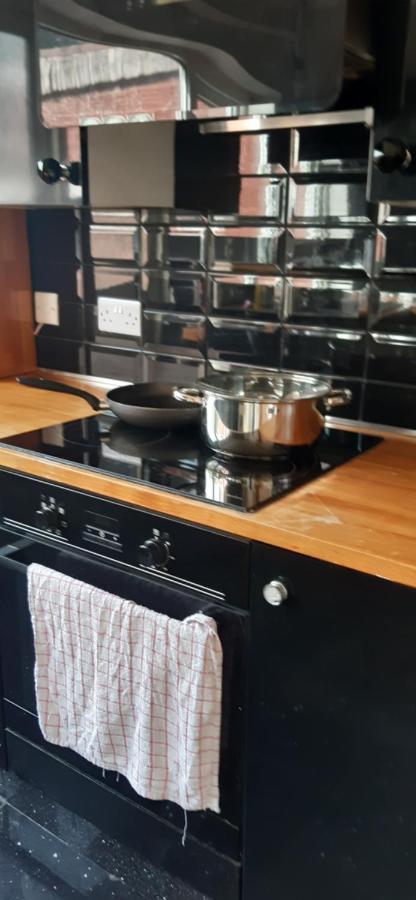 Our Guests Are Royal Apartment Wellingborough Ngoại thất bức ảnh