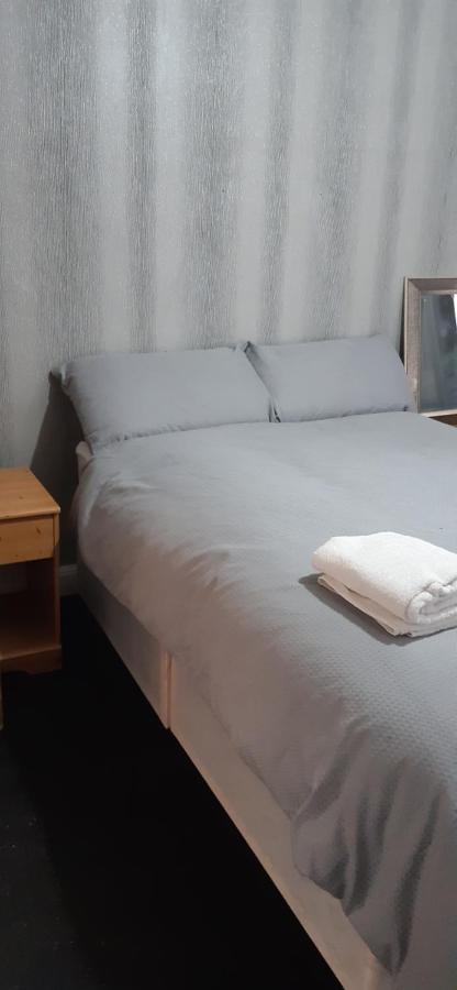 Our Guests Are Royal Apartment Wellingborough Ngoại thất bức ảnh
